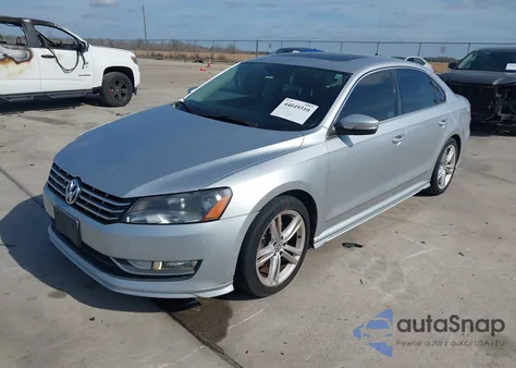 2015 Volkswagen Passat 3.6L V6 Sel Premium z USA, uszkodzony, nr VIN 1VWCM7A34FC012871
